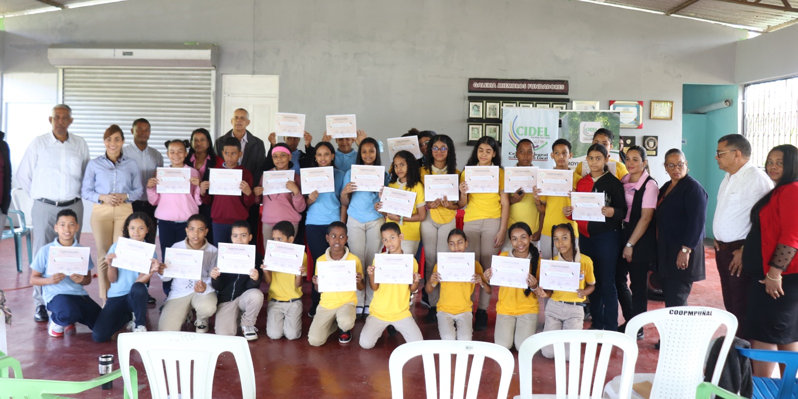 Participantes recibiendo sus certificados.