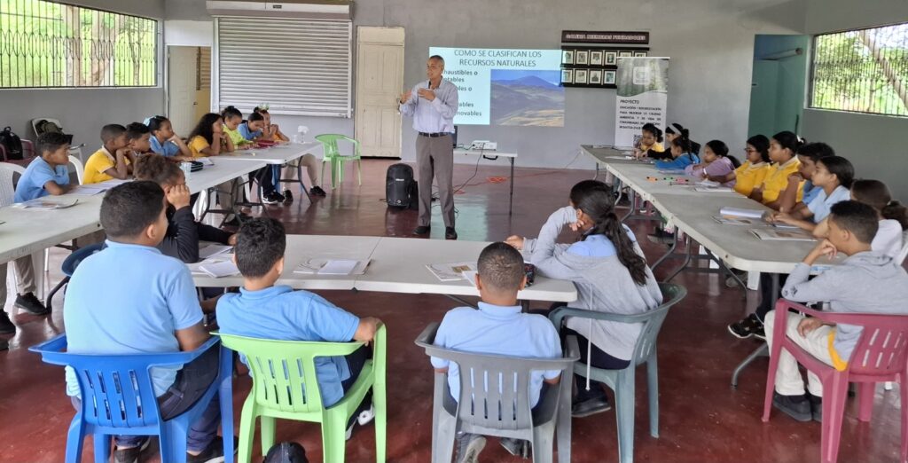 Participantes recibiendo contenido del curso.